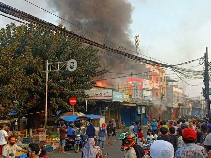 Sebanyak 7 ruko di kawasan Duren Sawit, Jaktim. Sebanyak 16 mobil pemadam kebakaran dikerahkan untuk memadamkan si jago merah. (Twitter @humasjakfire)