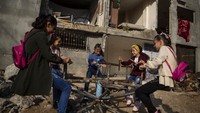 Beragam kegiatan dan persiapan pun dilakukan untuk merayakan Hari Raya Idul Adha. Seperti halnya sejumlah anak ini yang asyik bermain di depan reruntuhan bangunan rumah mereka di kawasan Jalur Gaza. AP Photo/Khalil Hamra.  