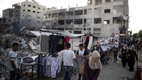 Selain membuat kue dan camilan manis, persiapan menyambut Hari Raya Idul Adha yang kerap dilakukan warga adalah berbelanja berbagai kebutuhan, salah satunya baju baru di pasar yang berada di Kota Gaza. AP Photo/Khalil Hamra