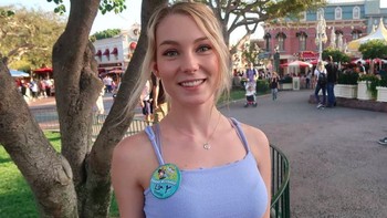 “Kalian bisa jumpa orang-orang mengagumkan online. Beberapa subscriber menjadi teman baikku dan aku bersyukur, walau jelas ada juga orang yang sangat buruk sehingga kalian harus hati-hati,” sarannya. Foto: Instagram