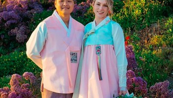 Lisa Vannatta yang berasal dari Kanada lama berpacaran dengan Jay Chae, pria asal Korea. Mereka menikah dengan adat Korea pada tahun 2019. Mereka sempat mengalami bully di media sosial karena hubungan yang beda bangsa. Foto: Instagram