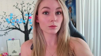 “Aku pertama kali main di Game Boy Advance dan pertama kali memainkan game Earthworm Jim. Itu adalah momen besar bagiku,” katanya mengenai awal main game. Foto: Instagram