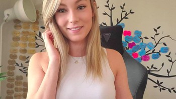Lisa terkenal dengan nama online STPeach. Ia biasa bermain game atau cosplay di Twitch dengan jutaan pengikut. Follower di Instagram juga sudah jutaan dan di YouTube mencapai ratusan ribu. Foto: Instagram