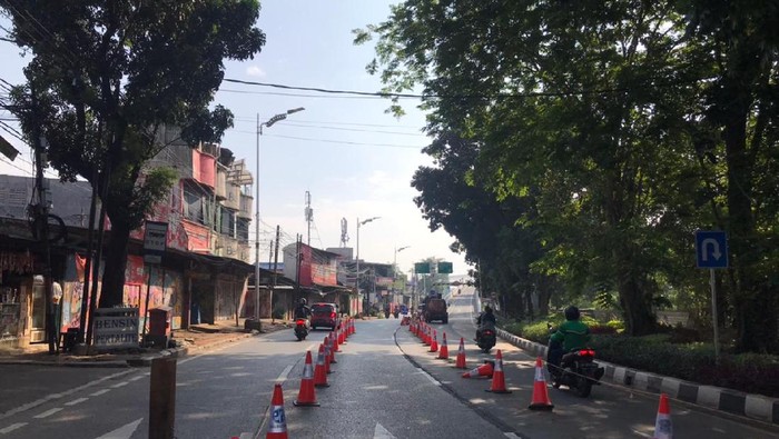 Suasana lalu lintas di titik penyekatan Lenteng Agung, Selasa (20/7/2021) pagi