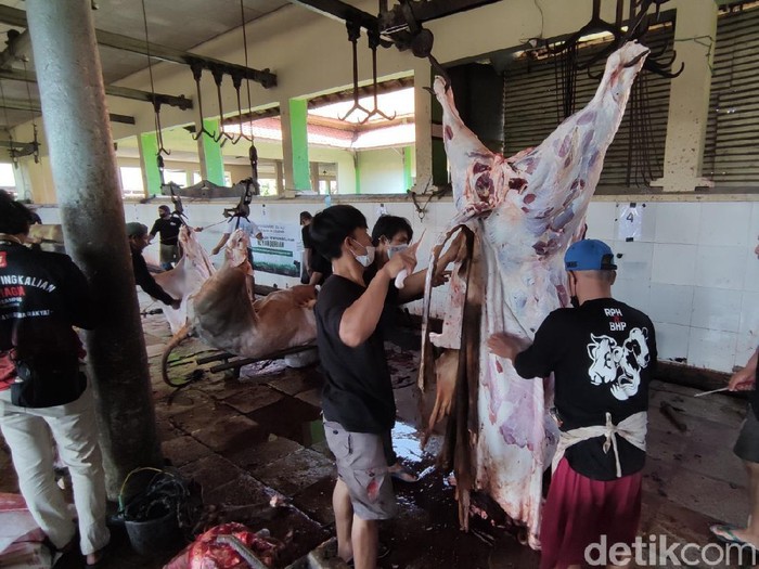 Suasana sibuk di Rumah Pemotongan Hewan (RPH) Penggaron Semarang, Selasa (20/7/2021).