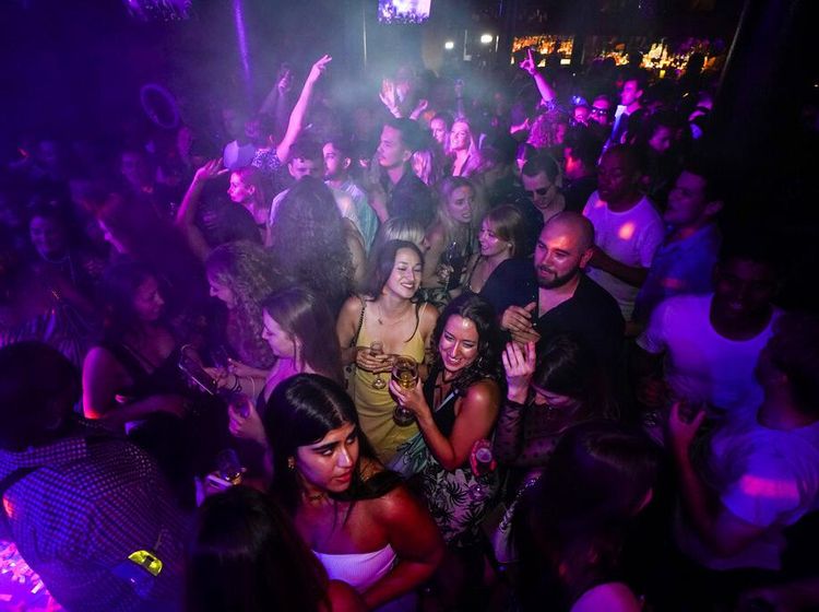 Suka Cita Anak Muda di Inggris Rayakan Kemerdekaan dari Corona