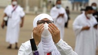 Saat menjalani wukuf, jemaah memperbanyak ibadah dengan berdzikir dan berdoa.