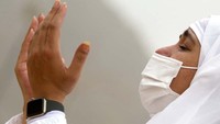 Para jemaah menangis karena mereka yang terpilih melaksanakan ibadah haji di tengah pembatasan jumlah jemaah haji oleh pemerintah Arab Saudi untuk mencegah penyebaran virus Corona.  