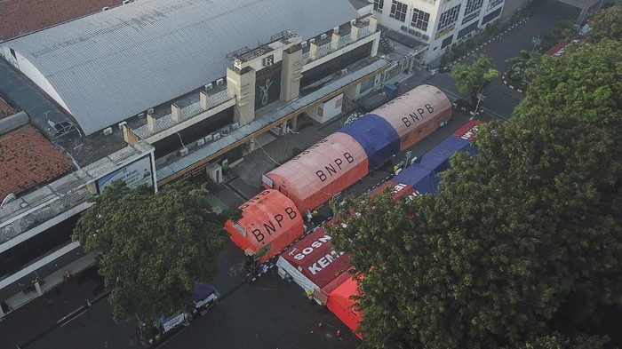 Foto udara sejumlah tenda darurat yang dijadikan ruang triase di halaman RSUD Bekasi, Jawa Barat, Selasa (20/7/2021). Pemerintah setempat akan membongkar tenda darurat karena penurunan pasien positif COVID-19 dan penambahan ruang perawatan di Rumah Sakit Darurat (RSD) Stadion Patriot Chandrabhaga yang dapat menampung 217 pasien bergejala ringan. ANTARA FOTO/ Fakhri Hermansyah/foc.