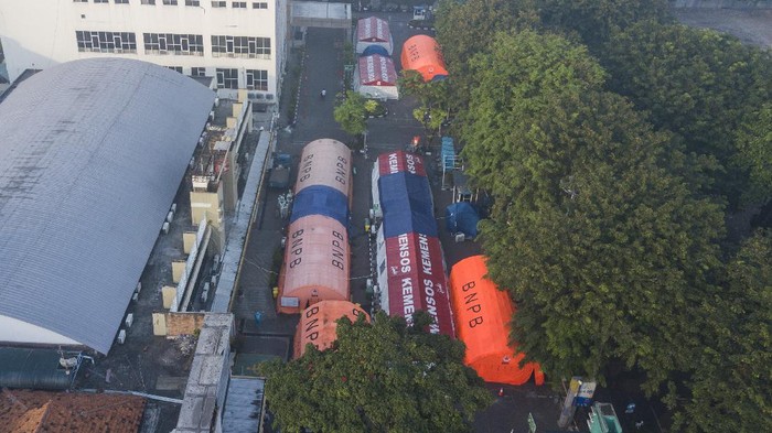 Foto udara sejumlah tenda darurat yang dijadikan ruang triase di halaman RSUD Bekasi, Jawa Barat, Selasa (20/7/2021). Pemerintah setempat akan membongkar tenda darurat karena penurunan pasien positif COVID-19 dan penambahan ruang perawatan di Rumah Sakit Darurat (RSD) Stadion Patriot Chandrabhaga yang dapat menampung 217 pasien bergejala ringan. ANTARA FOTO/ Fakhri Hermansyah/foc.