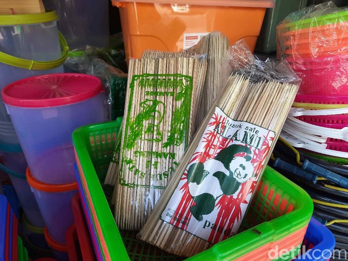 Penjual tusuk sate di Surabaya merasa ada yang beda dengan Idul Adha tahun ini. Sebab, dagangannya mereka sepi pembeli tak seperti tahun lalu.
