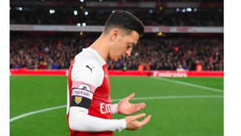 Akun penggemar Mesut Ozil menampakkan sang bintang berdoa dengan caption selamat Idul Adha. Foto: Twitter