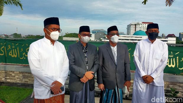 Walkot Makassar Danny Pomanto salat Idul Adha di rumahnya. Danny berpesan ke masyarakat untuk rela 'berkurban' melepas ego dengan cara tidak berkerumun. (Ibnu Munsir/detikcom)