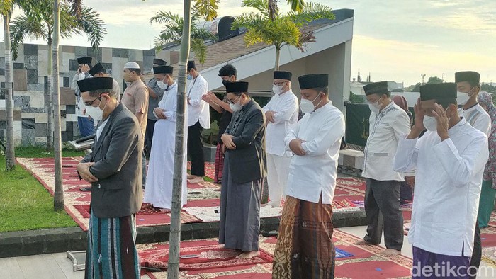 Walkot Makassar Danny Pomanto salat Idul Adha di rumahnya. Danny berpesan ke masyarakat untuk rela berkurban melepas ego dengan cara tidak berkerumun. (Ibnu Munsir/detikcom)