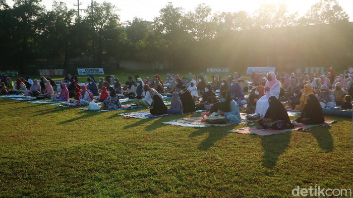 Warga Kudus Salat Idul Adha dengan Prokes ketat Warga Desa Ngembalrejo Kecamatan Bae, Kudus, Jawa Tengah gelar salat Idul Adha. Salat digelar di lapangan dan menerapkan protokol kesehatan.