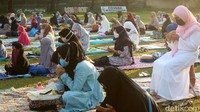 Dari pantauan di lokasi pelaksanaan salat dimulai sekitar pukul 06.00 WIB. Salat Idul Adha digelar di lapangan Jambu Bol Dusun Kauman Desa Ngembalrejo Kecamatan Bae. Lokasi salat id diamankan Babinsa dan Bhabinkamtibmas desa setempat.  