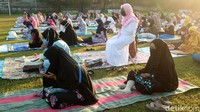 Sekitar pukul 07.00 WIB pelaksanaan salat Idul Adha selesai. Warga pun langsung pulang ke rumah masing-masing.  