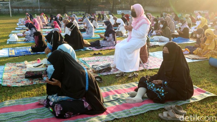 Warga Desa Ngembalrejo Kecamatan Bae, Kudus, Jawa Tengah gelar salat Idul Adha. Salat digelar di lapangan dan menerapkan protokol kesehatan.