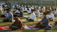 Warga Desa Ngembalrejo Kecamatan Bae, Kudus, Jawa Tengah tetap menggelar salat Idul Adha.  