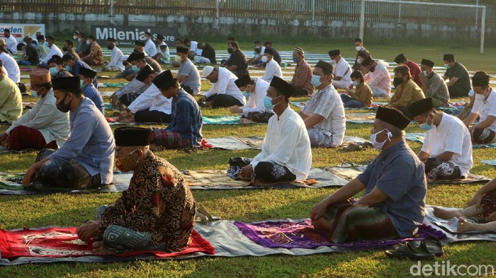 Warga Desa Ngembalrejo Kecamatan Bae, Kudus, Jawa Tengah gelar salat Idul Adha. Salat digelar di lapangan dan menerapkan protokol kesehatan.