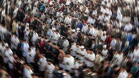 Pelaksanaan shalat berjemaah di tengah Pemberlakuan Pembatasan Kegiatan Masyarakat (PPKM) itu digelar tanpa penerapan protokol kesehatan ketat. ANTARA FOTO/Rahmad.  