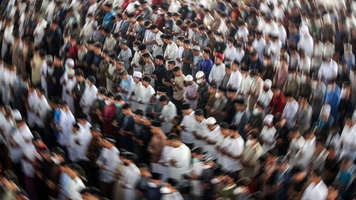 Umat Islam di berbagai kota di Indonesia pagi tadi melaksanakan salat Idul Adha. Yuk kita lihat suasananya.