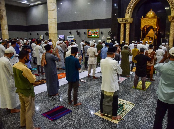 Umat Islam di berbagai kota di Indonesia pagi tadi melaksanakan salat Idul Adha. Yuk kita lihat suasananya.