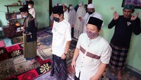 Warga melaksanakan shalat Idul Adha 1442 H di dalam rumah di kawasan Kebayoran Lama, Jakarta, Selasa (20/7/2021). ANTARA FOTO/Muhammad Iqbal.  