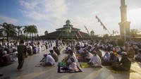 Umat muslim menunaikan ibadah Shalat Idul Adha di Masjid Jami, Banjarmasin, Kalimantan Selatan, Selasa (20/7/2021). Pemerintah Provinsi Kalimantan Selatan izinkan zona kuning dan hijau selenggarakan shalat Idul Adha dengan menerapkan protookol kesehatan ketat. ANTARA FOTO/Bayu Pratama S.  