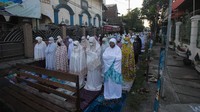 Umat Islam melaksanakan shalat Idul Adha 1442 H di kawasan Bulak Sari, Surabaya, Jawa Timur, Selasa (20/7/2021). ANTARA FOTO/Didik Suhartono.  