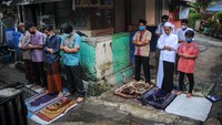 Warga melaksanakan shalat Idul Adha di pemukiman di Astana Anyar, Bandung, Jawa Barat, Selasa (20/7/2021). ANTARA FOTO/Raisan Al Farisi.  