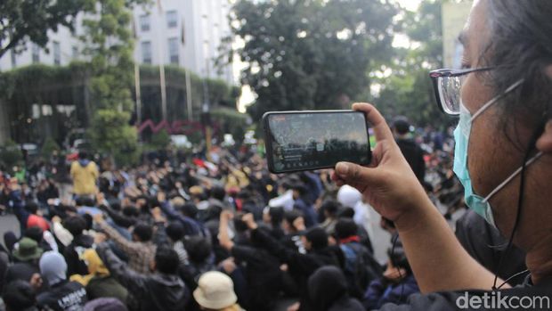 Aksi tolak PPKM di Bandung