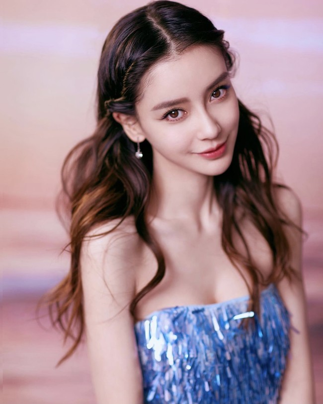 Karier Angelababy melejit setelah menjadi member reality show Running Man versi China, Keep Running. Ibu satu anak ini telah membintangi sejumlah film seperti Mojin: The Lost Legend dan Independence Day: Resurgence. Foto: dok. Instagram angelababyct