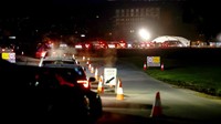 Antrean mobil sudah terjadi sejak dini hari hingga siang waktu setempat. Salah satu lokasi tes COVID-19 drive thru yang disasar warga terletak di Taman Victoria, Adelaide.
