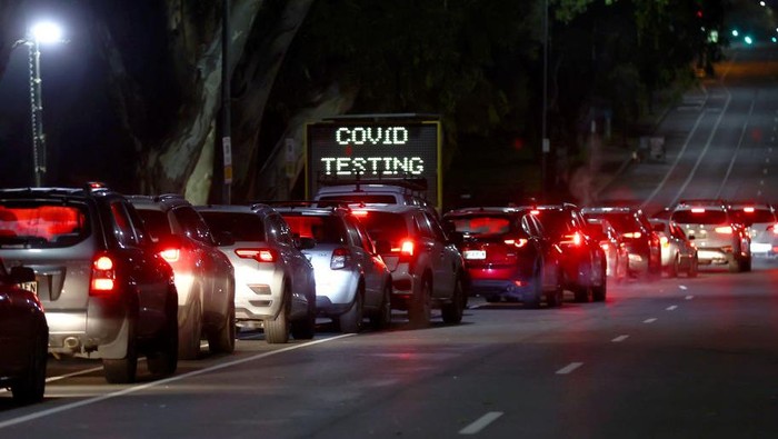 Antrean Tes COVID-19 Drive Thru di Adelaide Mengular Australia Selatan tengah dilockdown karena munculnya klaster COVID-19 varian delta. Di saat bersamaan, terjadi antrean mobil warga saat tes drive thru.