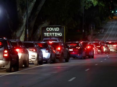 Antrean Tes COVID-19 Drive Thru di Adelaide Mengular