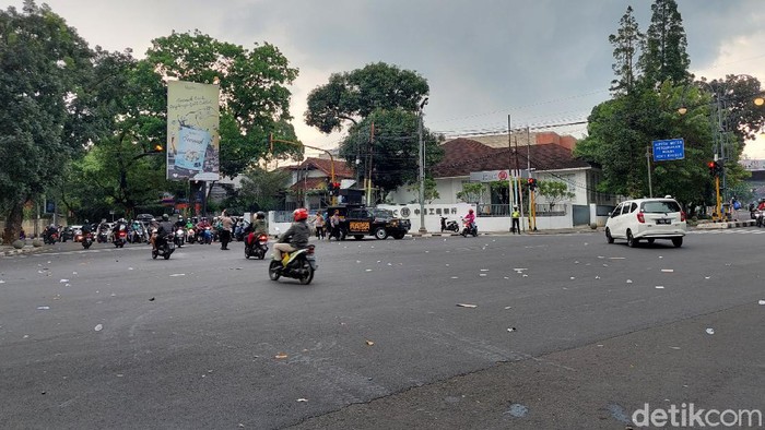 Arus lalin jalan Dago-Sulanjana kembali normal setelah sempat diduduki massa