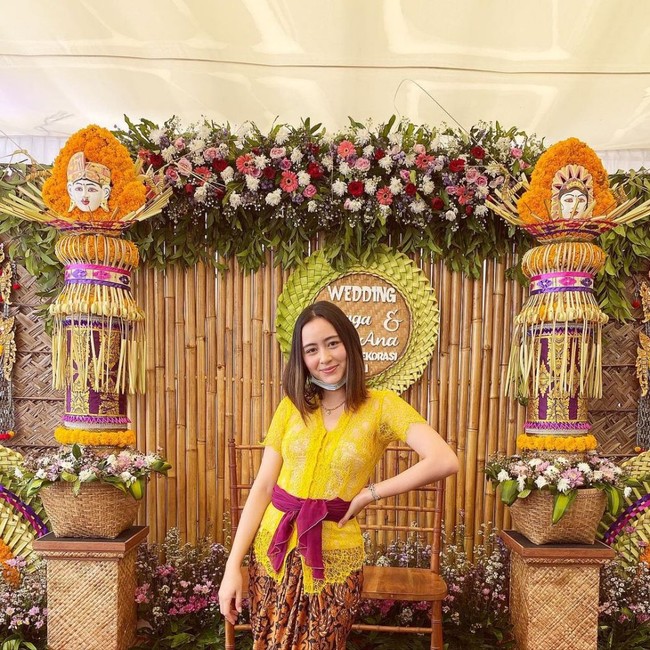 Memiliki darah blasteran Prancis, begini pesona Laura Theux saat berfoto mengenakan pakaian adat Bali. Laura tampak cantik dengan kebaya Bali berwarna kuning dan kain ikat pinggang berwarna ungu. Foto: Instagram