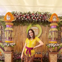 Memiliki darah blasteran Prancis, begini pesona Laura Theux saat berfoto mengenakan pakaian adat Bali. Laura tampak cantik dengan kebaya Bali berwarna kuning dan kain ikat pinggang berwarna ungu. Foto: Instagram