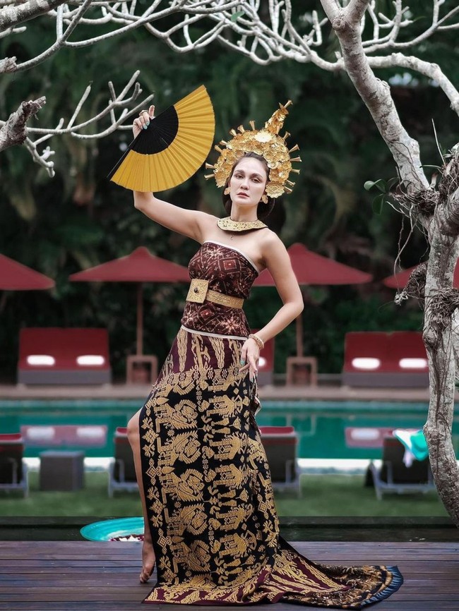 Selanjutnya ada Luna Maya yang tampak cantik dalam balutan pakaian adat Bali. Penampilan artis cantik berdarah Austria-Indonesia itu juga dilepkapi dengan hiasan kepala berwarna emas. Bagimana menurutmu penampilan Luna? Foto: Instagram