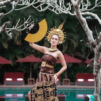 Selanjutnya ada Luna Maya yang tampak cantik dalam balutan pakaian adat Bali. Penampilan artis cantik berdarah Austria-Indonesia itu juga dilepkapi dengan hiasan kepala berwarna emas. Bagimana menurutmu penampilan Luna? Foto: Instagram