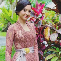 Pesona seleb blasteran yang satu ini memang tak pernah pudar. Memiliki darah keturunan Pakistan, Tionghoa, dan Melayu, paras Raline Syah selalu berhasil mencuri perhatian. Seperti dalam foto yang satu ini, saat dirinyab terlihat mengenakan kebaya Bali berwarna merah muda. Foto: Instagram