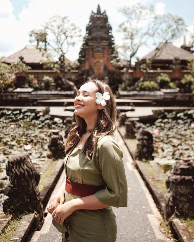 Tak kalah menawan, begini penampilan Pamela Bowie saat mengenakan pakaian adat Bali. Pesona artis blasteran Amerika dan Jawa itu semakin terpancar dengan bunga kamboja yang diselipkan di telinganya. Foto: Instagram
