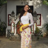 Terakhir ada artis blasteran Eropa, Nadine Chandrawinata. Dengan kulit eksotisnya, penampilan Nadine saat mengenakan kebaya Bali kian mempesona. Untuk melengkapi penampilannya, Nadine juga menambahkan setangkai bunga di telinganya. Foto: Instagram