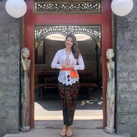 Kini menetap di Bali, artis blasteran Polandia, Tamara Bleszynski, juga kerap mengenakan kebaya khas Bali. Begini penampilannya saat mengenakan kebaya Bali berwarna putih dan kain ikat pinggang oranye. Foto: Instagram