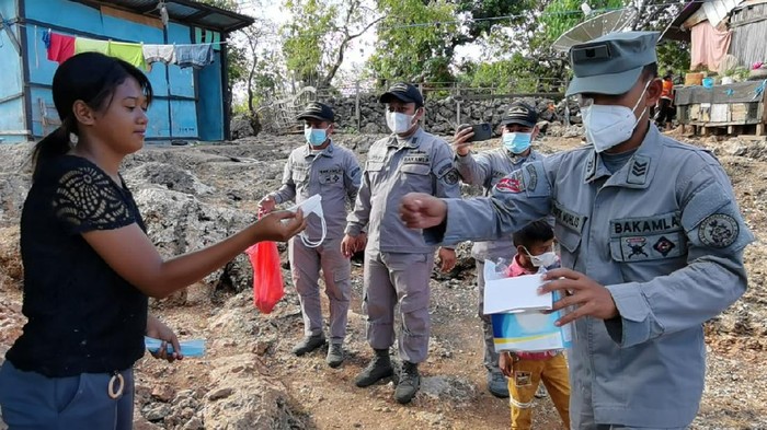 Bakamla bagikan masker ke warga pesisir NTT