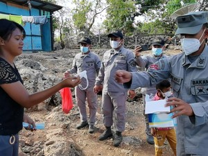 Bakamla Sosialisasi Prokes-Bagi Masker ke Warga Pesisir Kupang NTT