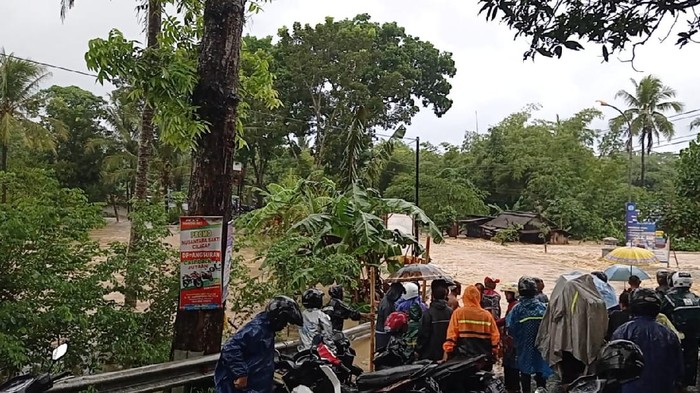 Banjir menutup akses jalan nasional penghubung dua kecamatan di Cilacap, Rabu (21/7/2021).