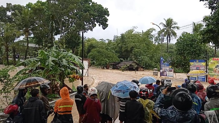Banjir menutup akses jalan nasional penghubung dua kecamatan di Cilacap, Rabu (21/7/2021).