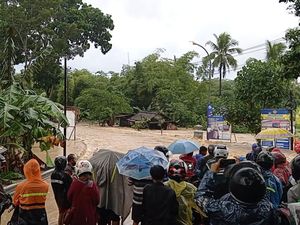 2 Jalan Nasional di Cilacap Terendam Banjir! Kendaraan Tak Bisa Melintas